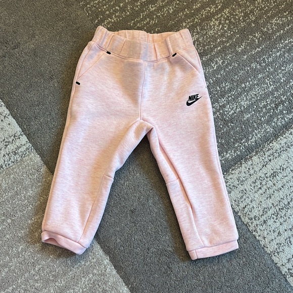 Pink Nike tech jogger outfit - Picture 5 of 7